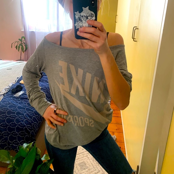 NIKE SWEATSHIRT 🎀 - Picture 3 of 3